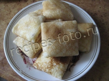 Блины с творогом и изюмом на молоке