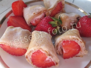 Блины с творогом и клубникой