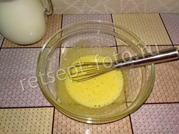 Блины с творогом и курагой в сметане в духовке