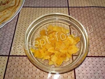 Блины с творогом и курагой в сметане в духовке