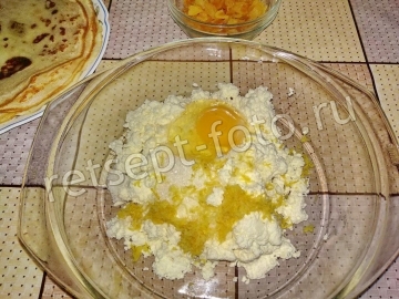Блины с творогом и курагой в сметане в духовке