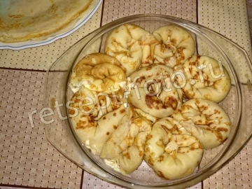 Блины с творогом и курагой в сметане в духовке