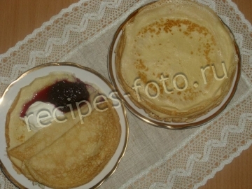 Блины с вареньем и сметаной