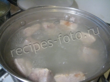 Борщ с фасолью на ребрышках