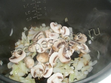 Брокколи с грибами и арахисом