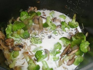 Брокколи с грибами и арахисом