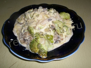 Брокколи с грибами и арахисом