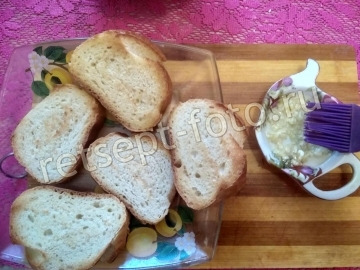 Брускетта с помидорами и сыром