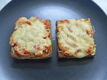 Брускетта с сыром и помидорами
