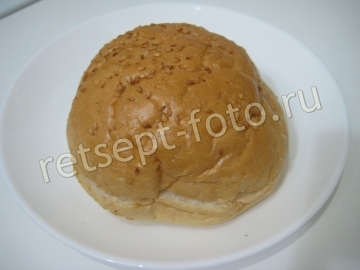 Бургер с селедкой и огурцом