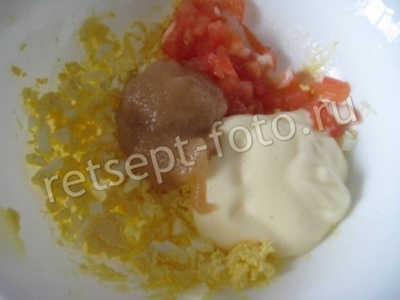 Бутерброды с икрой трески, помидорами и яйцом