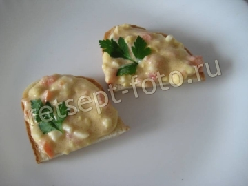 Бутерброды с икрой трески, помидорами и яйцом