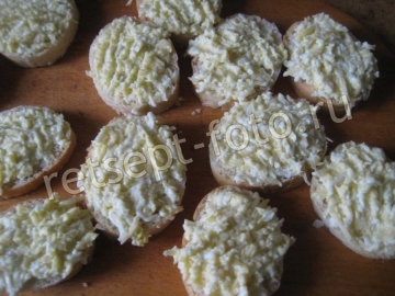 Бутерброды с колбасой, сыром и помидорами