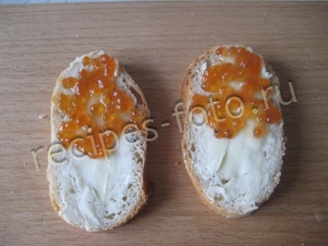 Бутерброды с красной икрой и лимоном