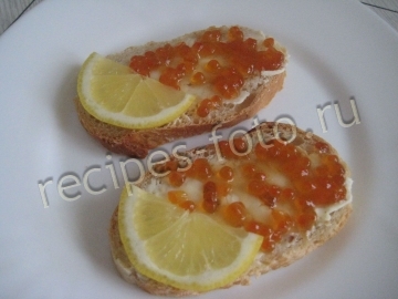 Бутерброды с красной икрой и лимоном