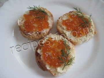 Бутерброды с красной икрой и маслом