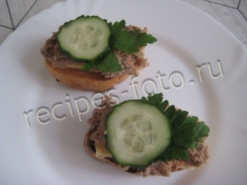 Бутерброды с паштетом из печени, сыром и огурцом