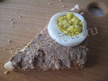 Бутерброды с паштетом, огурцом и яйцом