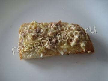 Бутерброды с печенью трески, яйцами и помидорами