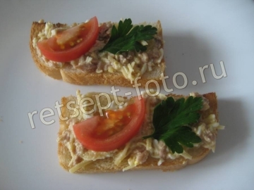 Бутерброды с печенью трески, яйцами и помидорами