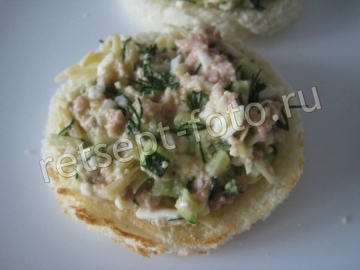 Бутерброды с печенью трески, яйцом и огурцом