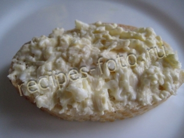 Бутерброды с селедкой, плавленым сыром и со свежим огурцом