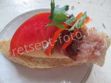 Бутерброды с селедкой, помидором и перцем
