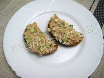 Бутерброды с тунцом и огурцом