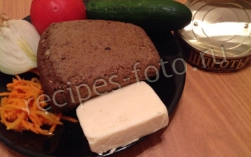 Бутерброды со шпротами и овощами на черном хлебе