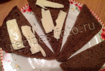 Бутерброды со шпротами и овощами на черном хлебе