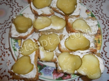 Бутерброды со шпротами и соленым огурцом