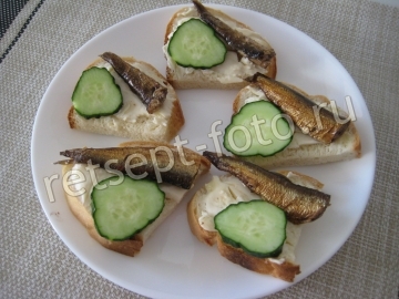 Бутерброды со шпротами, плавленым сыром и огурцом