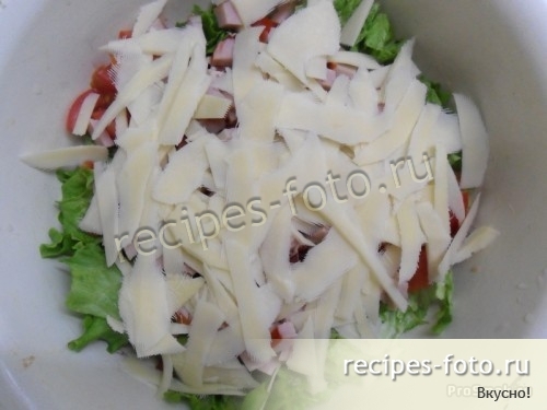 Салат "Цезарь" с ветчиной, помидорами и сыром
