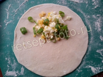 Чебуреки с яйцом и зеленым луком