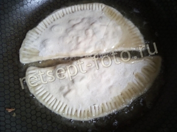 Чебуреки с яйцом и зеленым луком