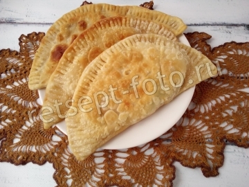Чебуреки с яйцом и зеленым луком