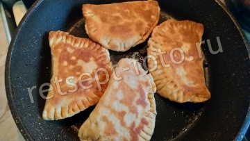 Чебуреки с колбасой и сыром на кефире