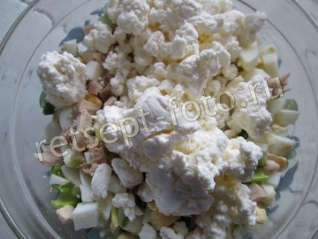Чебуреки с курицей, творогом и яйцом