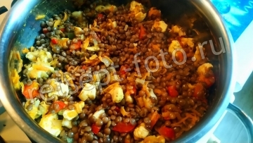 Чечевица с курицей и овощами
