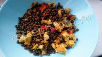Чечевица с курицей и овощами