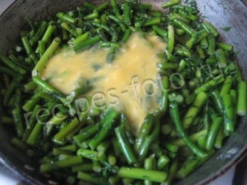 Чесночные стрелки с яйцом