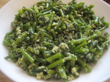 Чесночные стрелки с яйцом