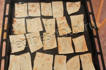Чипсы из лаваша с чесноком и зеленью