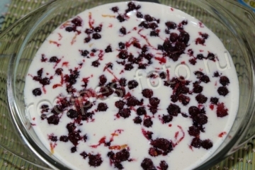Чизкейк из творога с брусникой и сгущенкой