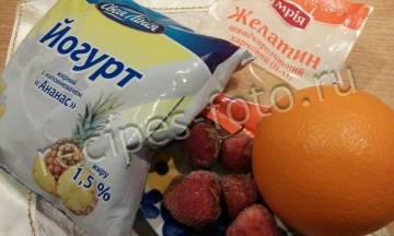 Десерт из йогурта и фруктов с желатином