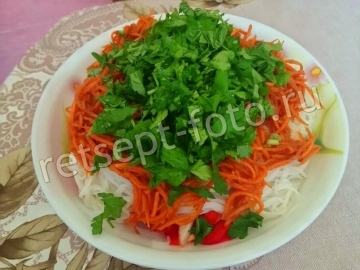 Диетическая фунчоза с курицей и овощами