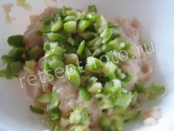 Диетические котлеты из курицы с кабачком на пару