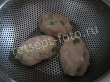 Диетические котлеты из курицы с кабачком на пару