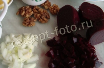 Салат из свеклы с сухариками и льняными семечками