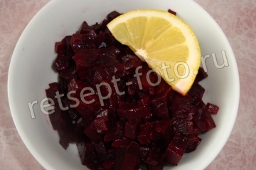 Салат из свеклы с сухариками и льняными семечками